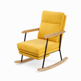 Chaise à bascule pour allaitement de couleur jaune, assise confortable avec dossier rembourré, idéale pour nourrir bébé.