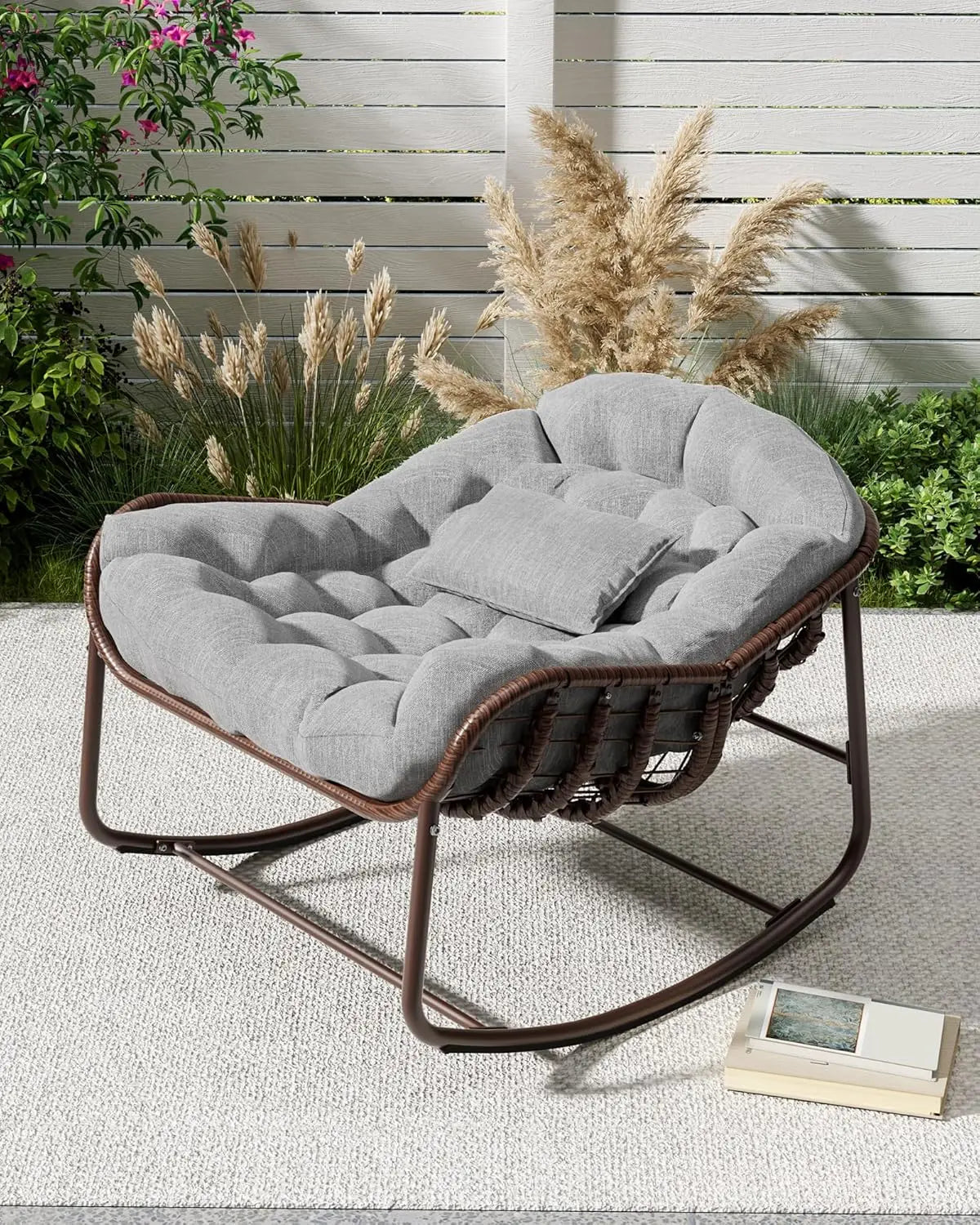 Fauteuil à bascule cocon en rotin gris