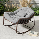 Fauteuil à bascule cocon en rotin gris, design confortable et moderne pour séjour ou espace détente.