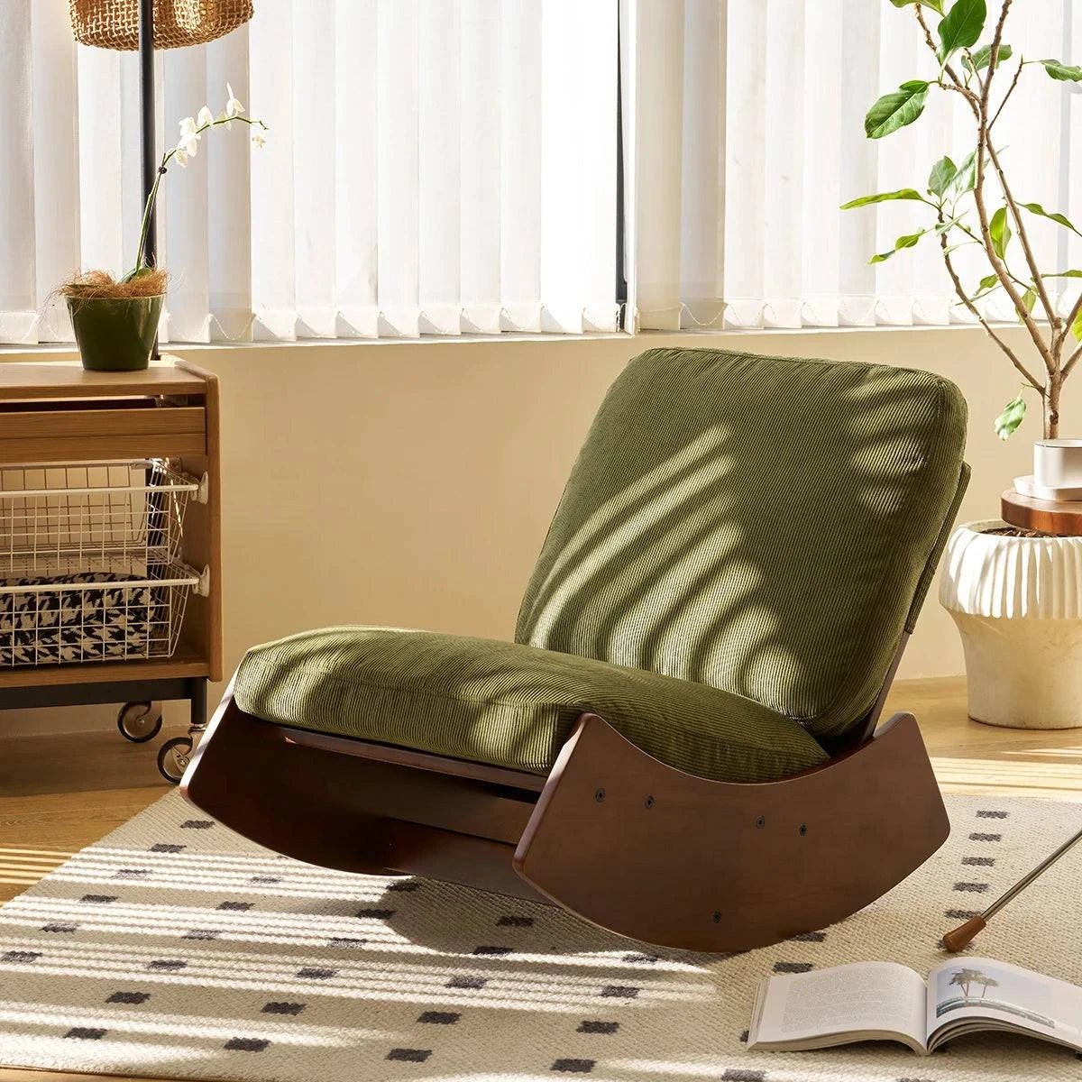 Fauteuil à bascule design contemporain en tissu gris clair, structure en bois, assise confortable, idéal pour le salon.