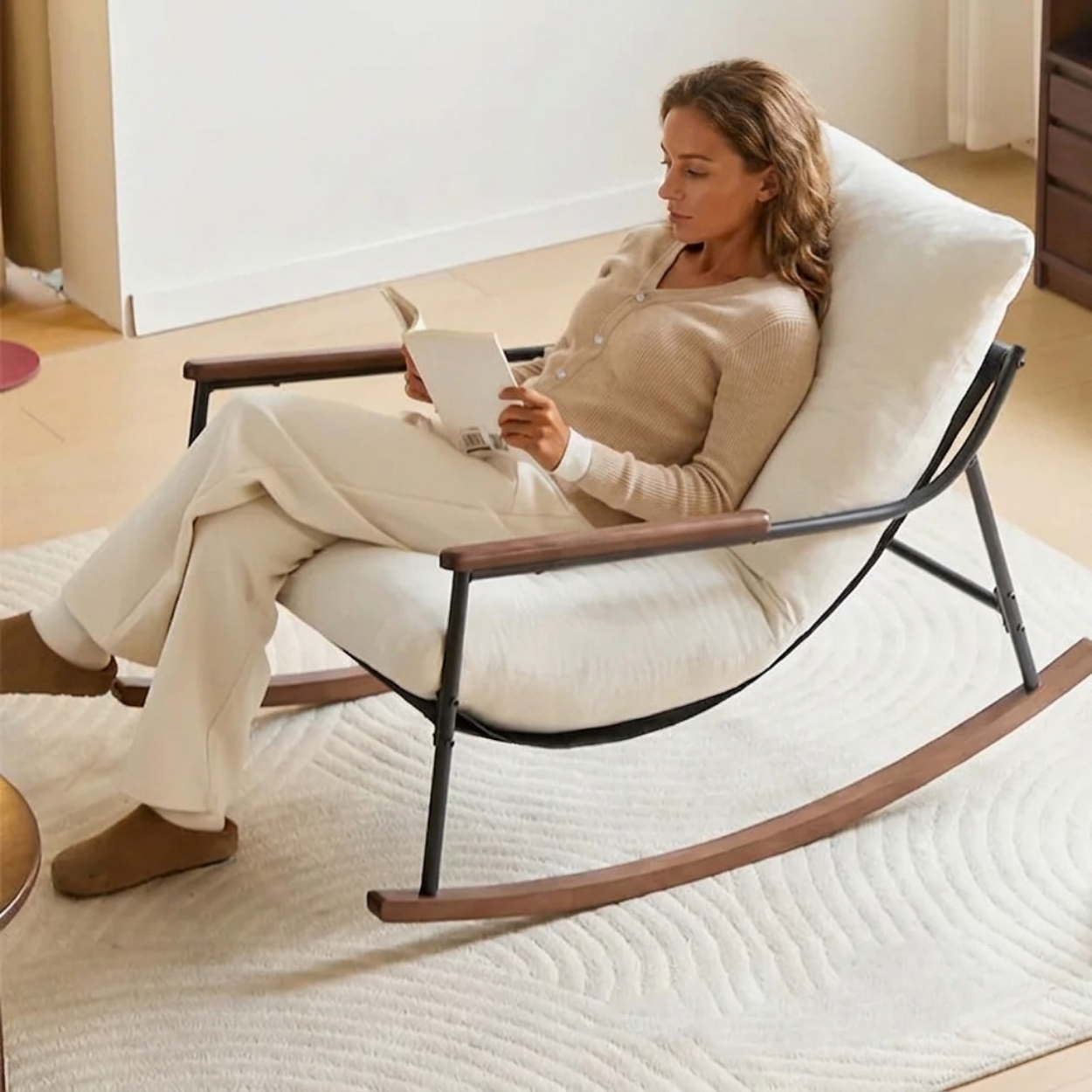 Fauteuil à bascule design scandinave velours beige