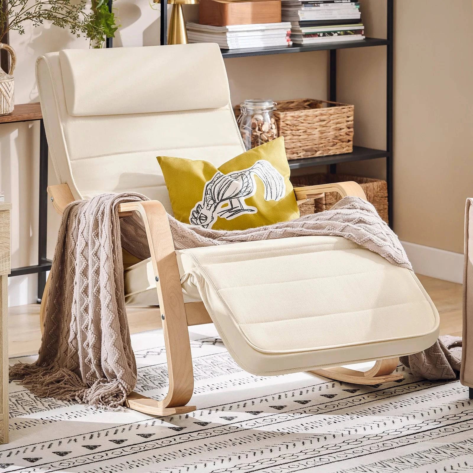 Fauteuil bascule tendance beige, design moderne et confortable, idéal pour salon ou espace détente.