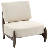Fauteuil design bouclé et bois élégant avec structure en bois clair et coussin moelleux, idéal pour salon moderne.