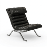 Fauteuil lounge vintage en cuir marron avec design rétro et coussin confortable, idéal pour un intérieur élégant.