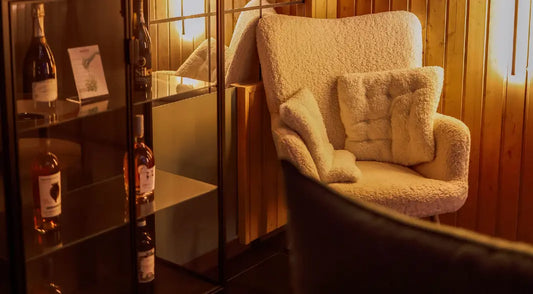 Fauteuil design bouclé et bois dans un salon lumineux