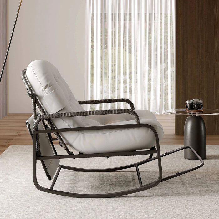 Fauteuil à bascule design gris, moderne et élégant, avec structure en bois et coussin rembourré pour le confort.