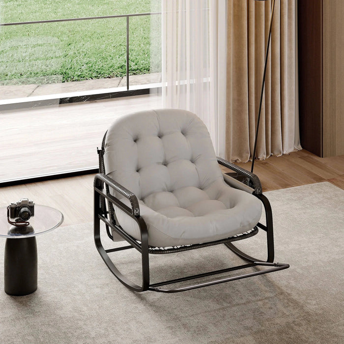 Fauteuil à bascule gris au design moderne, confortable et élégant, avec structure en bois et coussin rembourré.