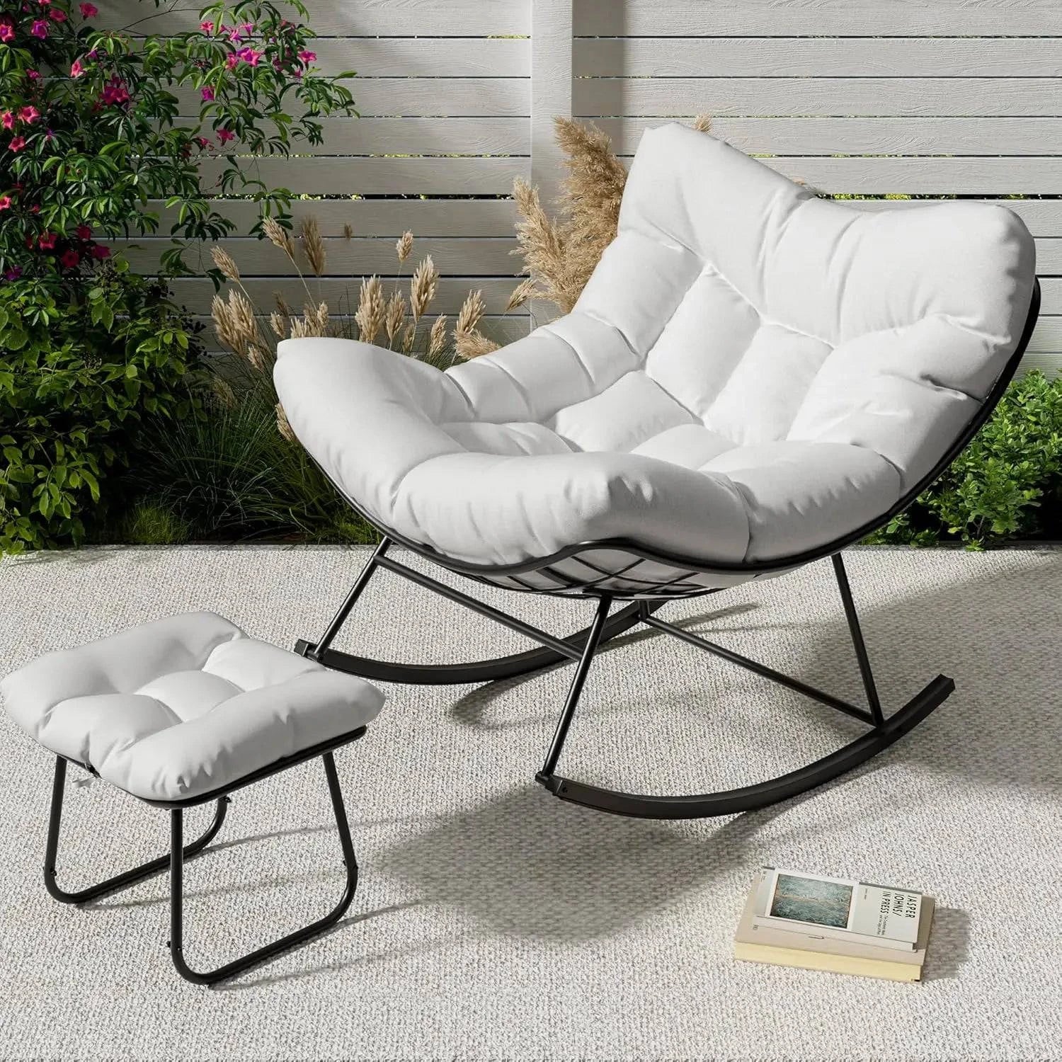 Fauteuil à bascule oversize blanc avec repose-pieds, confort et style, idéal pour la détente dans un intérieur moderne.