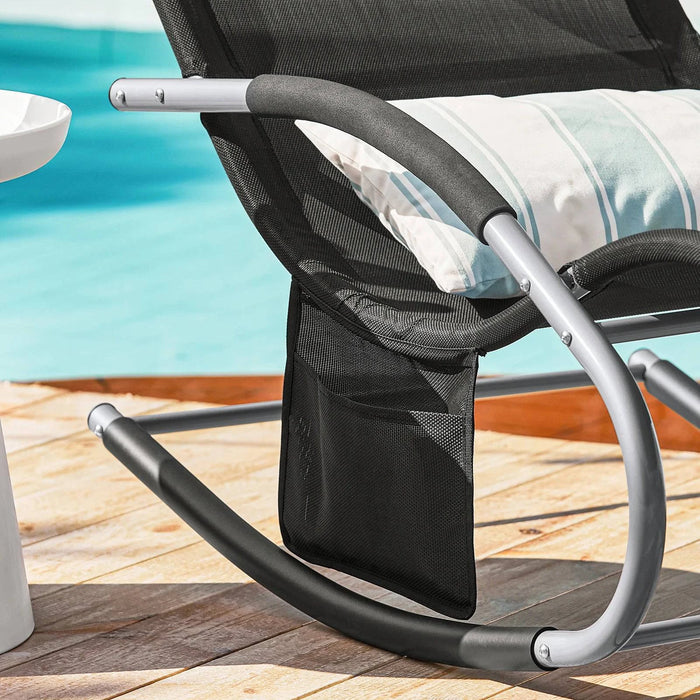 Deux transats de jardin avec coussins, parfaits pour le jardin, la plage ou la terrasse.