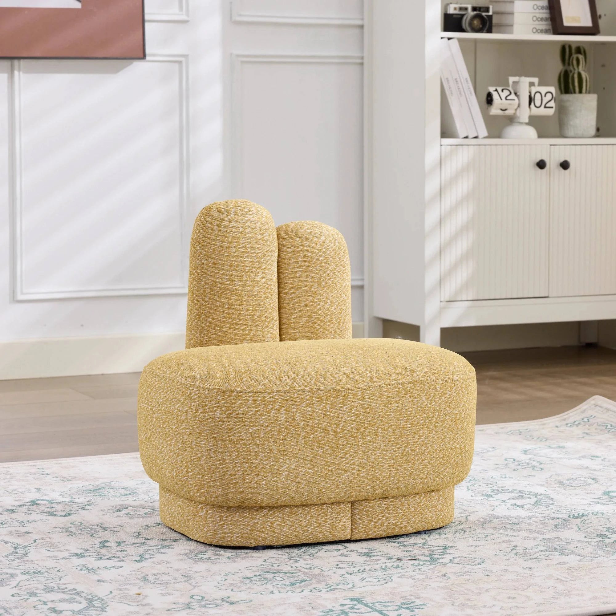 Fauteuil design luxe en tissu beige avec accoudoirs élégants, moderne et confortable, par Cazamoon.com.